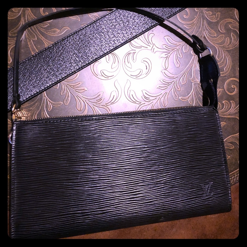 Louis Vuitton Epi clutch